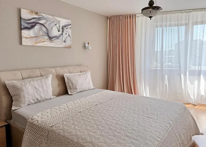 Charming,Lovely And Central With Park View